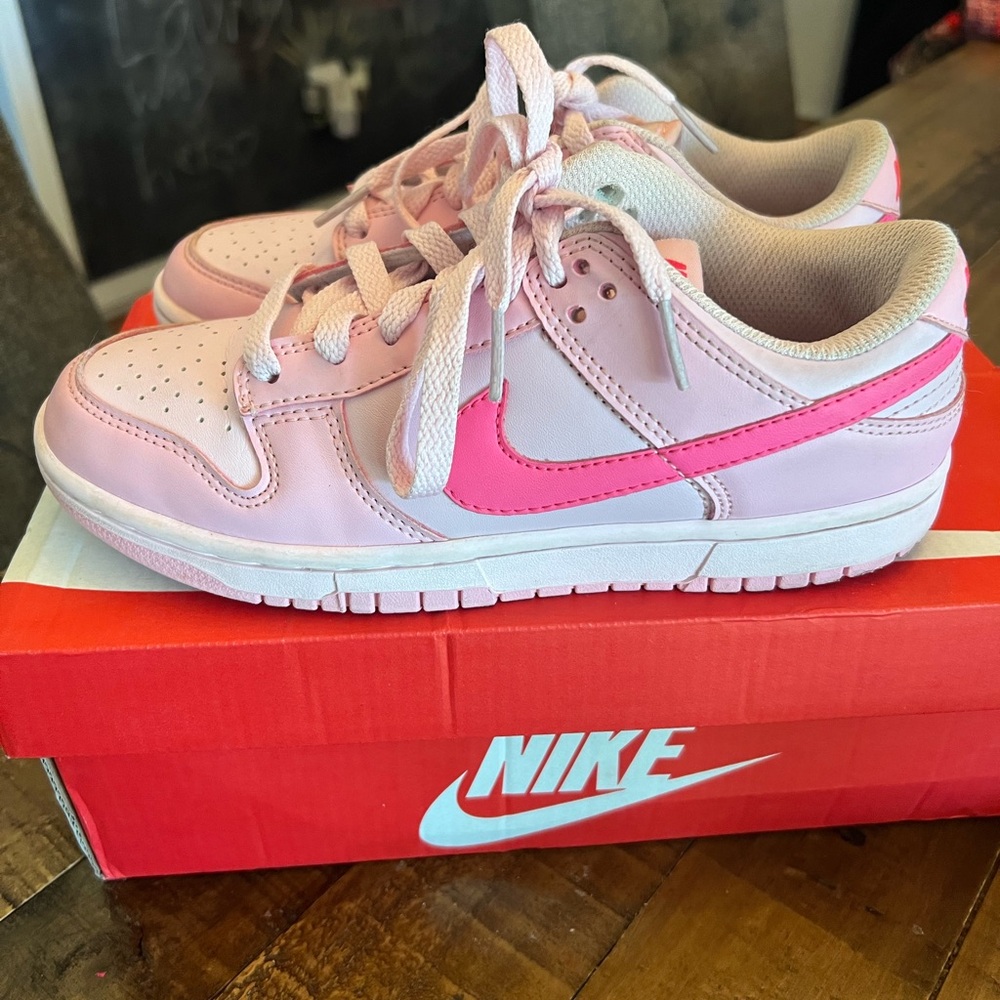 PINK NIKE LOW TOP DUNKS